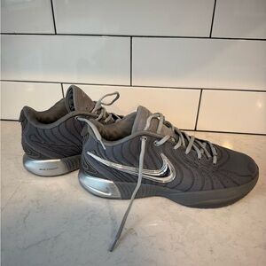 Nike Men's Silver and Gray Athletic Shoes